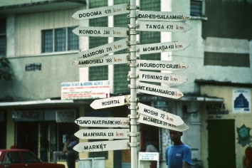 Wegweiser in Arusha, Tansania